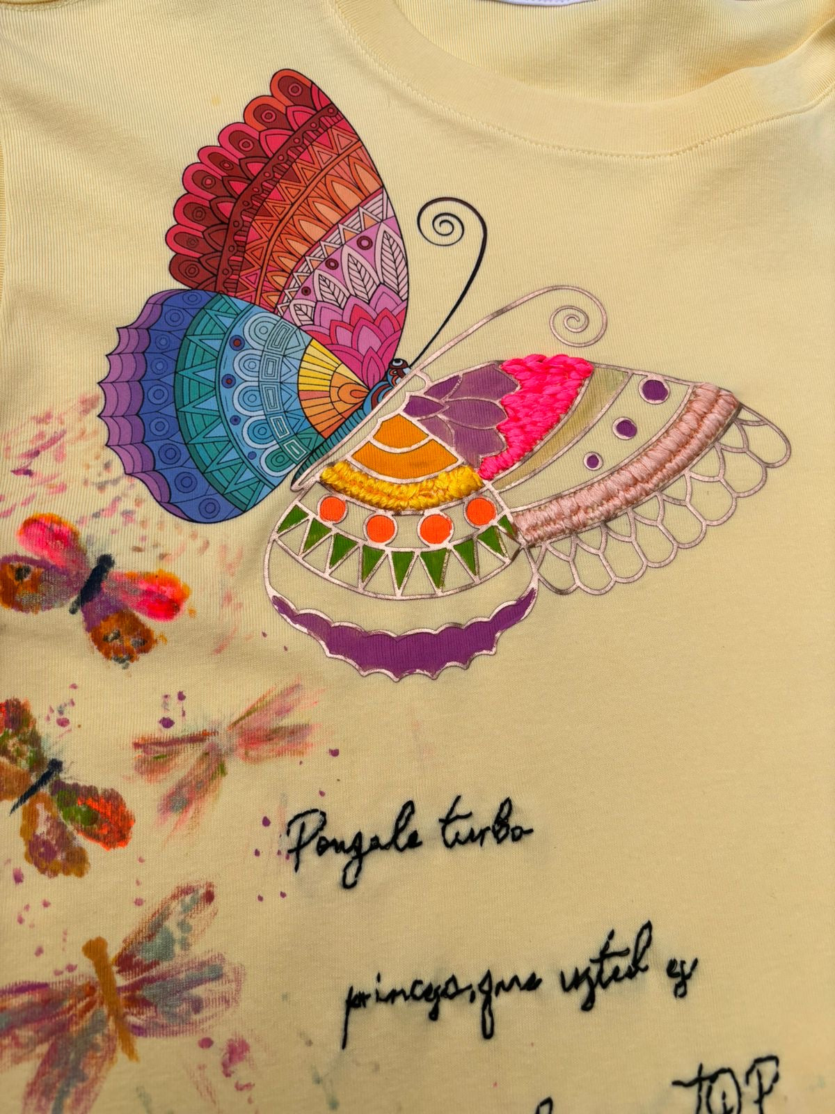 Camiseta “póngale turbo princesa que usted es la mas top” || Mariposa colorida